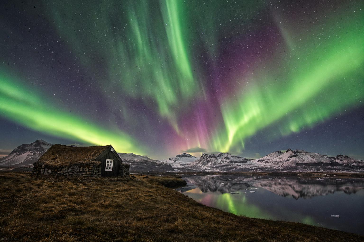 Northern Lights Iceland: Your Complete Aurora Guide